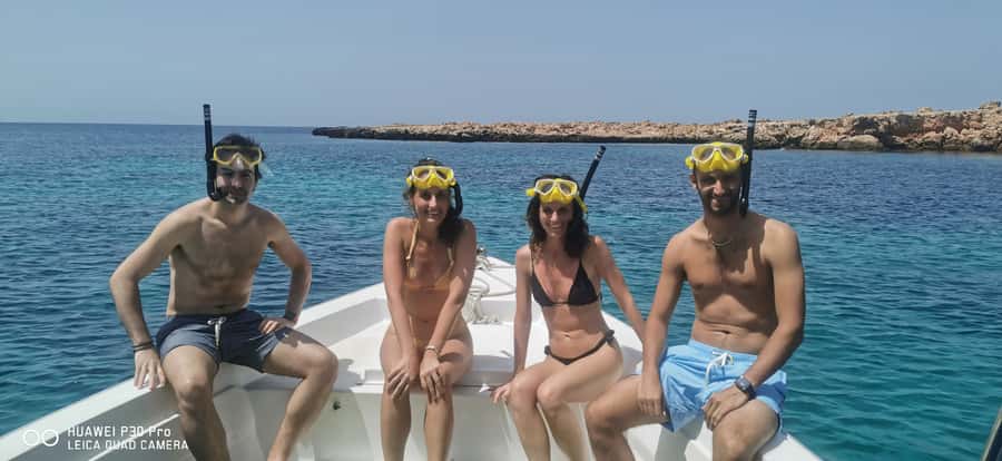 Daymaniyat Island: Snorkelling Tour with Tasty Lunch - The break between sites: a light meal on board