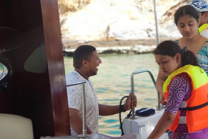 Daymaniyat Islands Snorkeling 2 different snorkeling sites and Lunch included - What guides and crew add to the day