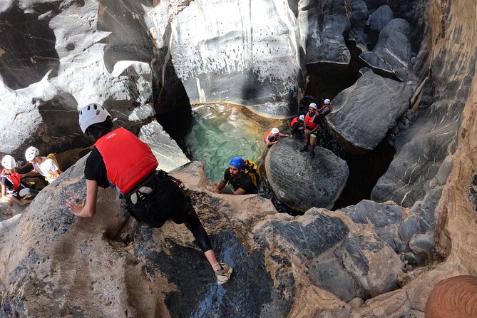 Full Day - Snake Canyon Adventure Tour in Jebel Shams region - Entering Snake Canyon near Jebel Shams