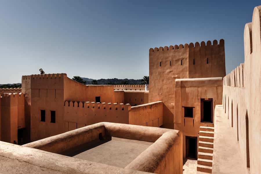 Full-Day Tour in Oman: Enchanting Forts of Nizwa and Jabreen - What the guide and vehicle add