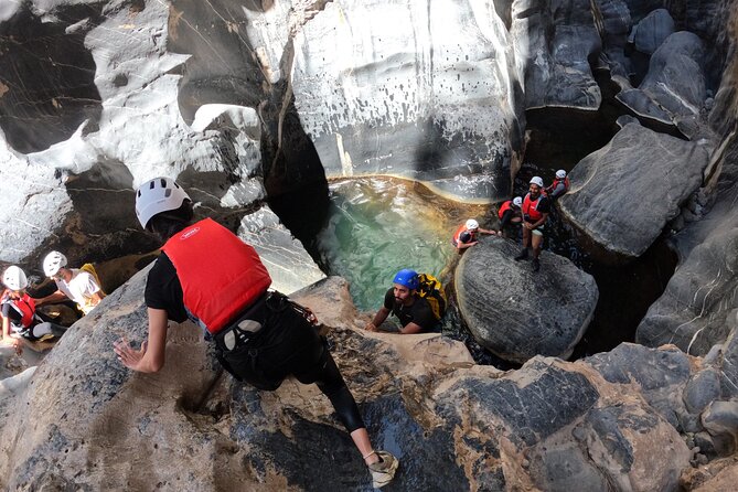Half Day - Snake Canyon Adventure Tour in Jebel Shams - Why the local guiding adds real value