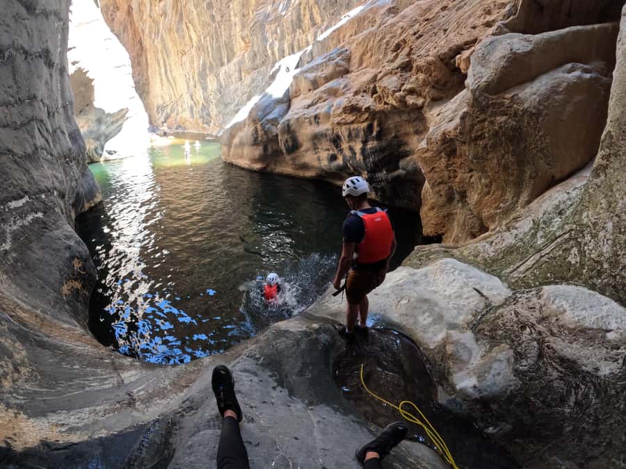 Jebel Shams: Full Day Adventure Tour through Snake Canyon - Entering the canyon and getting used to the rock