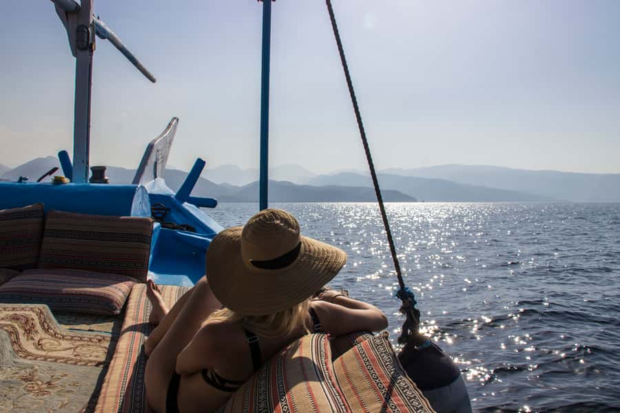 Musandam Khasab Full-Day Cruise with Transfers & Lunch - Lunch on board, with plenty of drinks and fruit