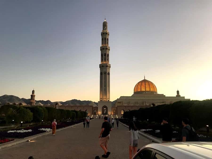 Muscat: Day Tour with Omani Lunch, Hotel Pickup, and Airfare - Qurum Beach brings in the coast