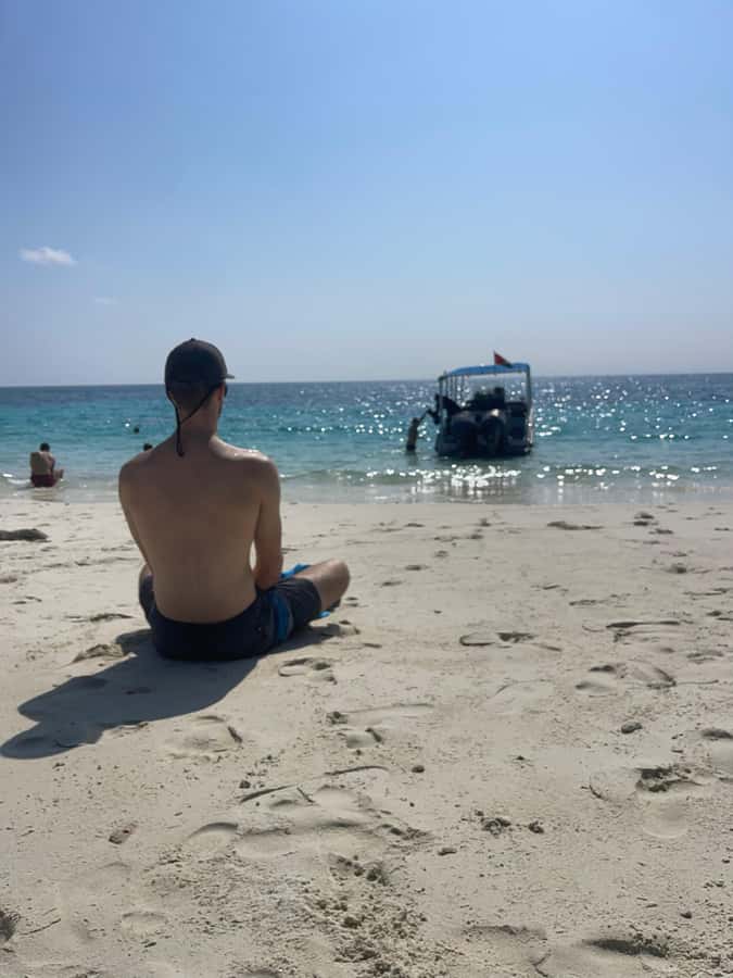 Muscat: Daymaniat Islands Snorkeling Trip with Brunch - Food, shade, and the rhythm of the day
