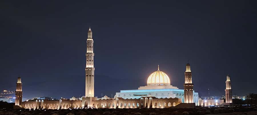 Muscat: Guided Landmarks Tour - Sultan Qaboos Grand Mosque: begin with the big architectural statement