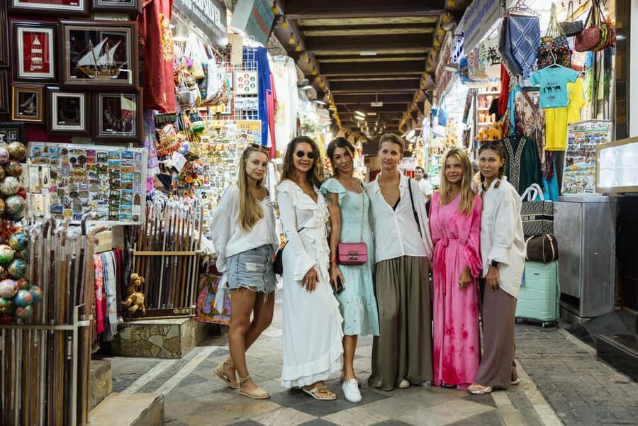 Muscat: Guided Walking Tour of Corniche, Souq & Mutrah Fort - Walking the Mutrah Corniche with the harbor at your side