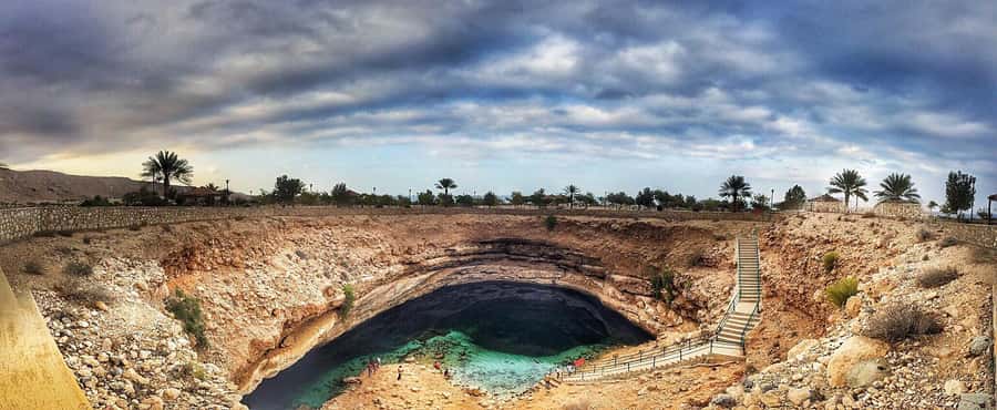 Muscat: Wadi Shab and Bimmah Sinkhole Full-Day Tour - Crossing the water and entering Wadi Shab
