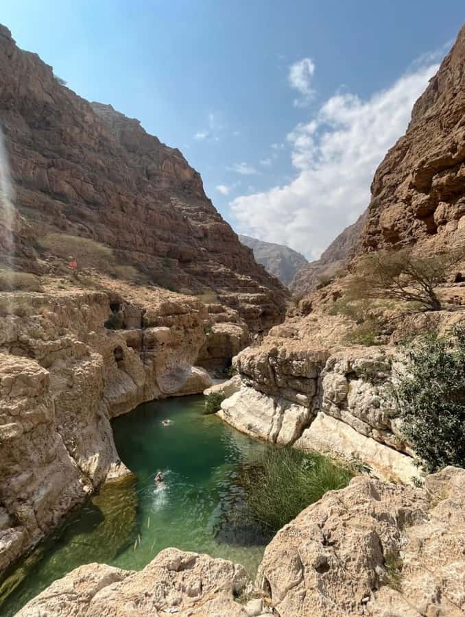 Muscat: Wadi Shab & Bimmah Sinkhole Tour with Pickup & Lunch - Walking into Wadi Shab