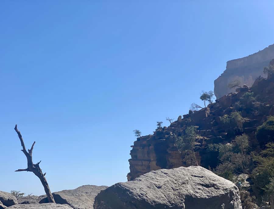 Nizwa: Jebel Shams Balcony Walk and Via Ferrata Adventure - Walking the Balcony Walk to the hidden pool