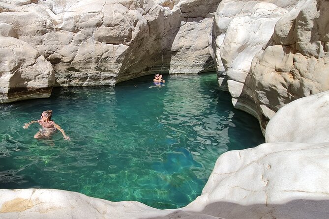 Oman Highlights: Wahiba Sands Desert & Wadi Bani Khalid Tour - Guides make the long day easier