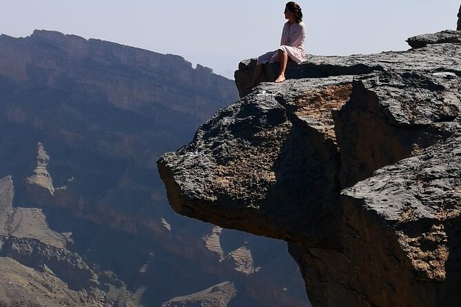 Private Full Day Guided Balcony Walk Hiking to Jebel Shams - What the guide adds to the day