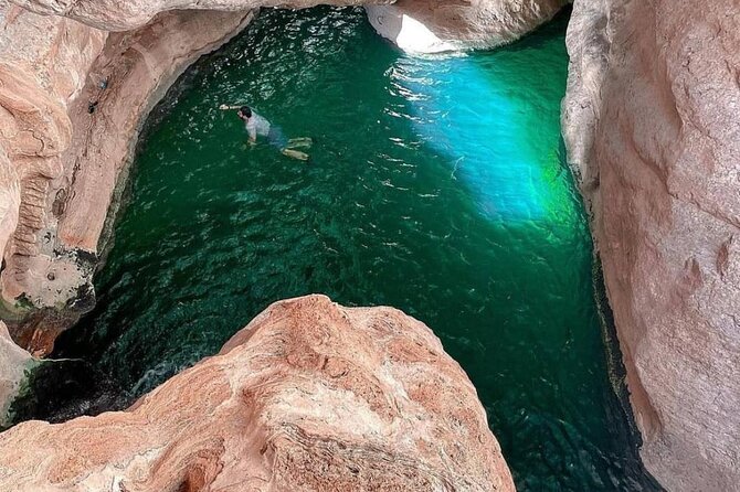 Private Trip in Wadi Shab - Six hours among pools and rock walls