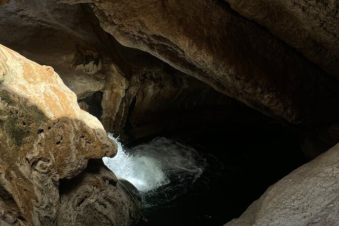 Visit wadishab full day from Musact - Hiking into Wadi Shab