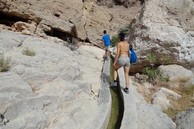 Wadi Shab full day tour (Muscat tours) : Private & custom tours - Swimming through the pools to the waterfall